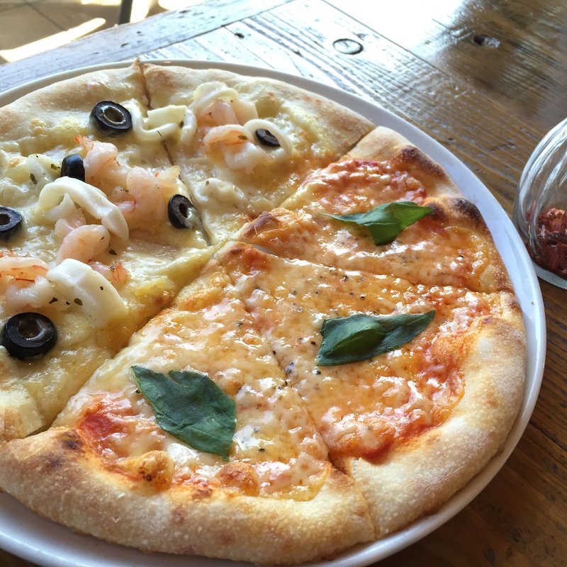 シーフードとオリーブのピッツァ＆マルゲリータ ハーフ＆ハーフ(ロイヤルガーデンカフェ たまプラーザ)