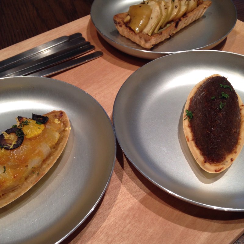 色々タルト(炒め玉ねぎ、ブルーチーズ&りんご、柑橘系)(What a Tart!（ワタァタルト）)