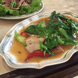 青菜とカリカリ豚の炒め物(タイランドショップ)