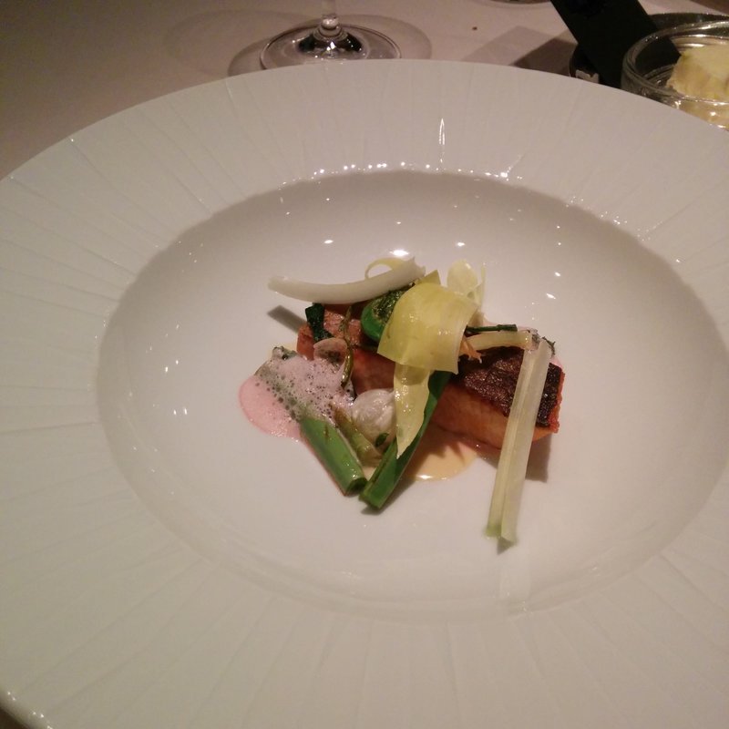 産地より届いた旬魚をシェフのインスピレーションにて  (Q.E.D.クラブ)