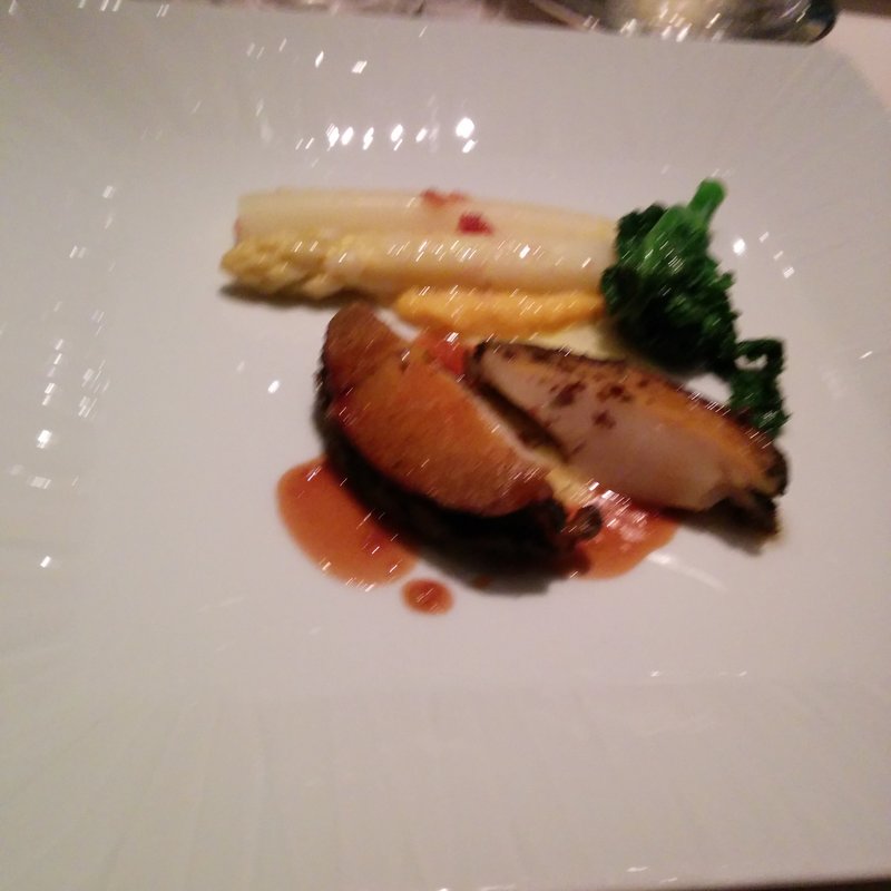 ロゼに焼き上げた国産牛フィレ肉のポワレ(Q.E.D.クラブ)