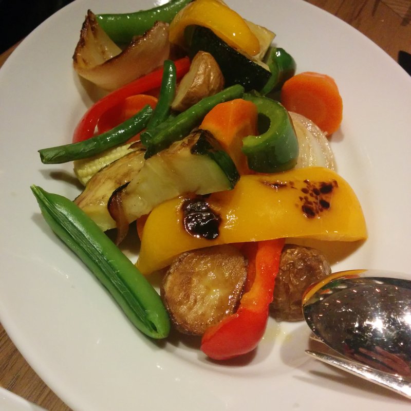 豪快に焼き上げたウォームサラダ(ロサンジェルス バルコニー テラスレストラン＆ムーンバー Los Angeles BALCONY Terrace Restaurant & Moon Bar)