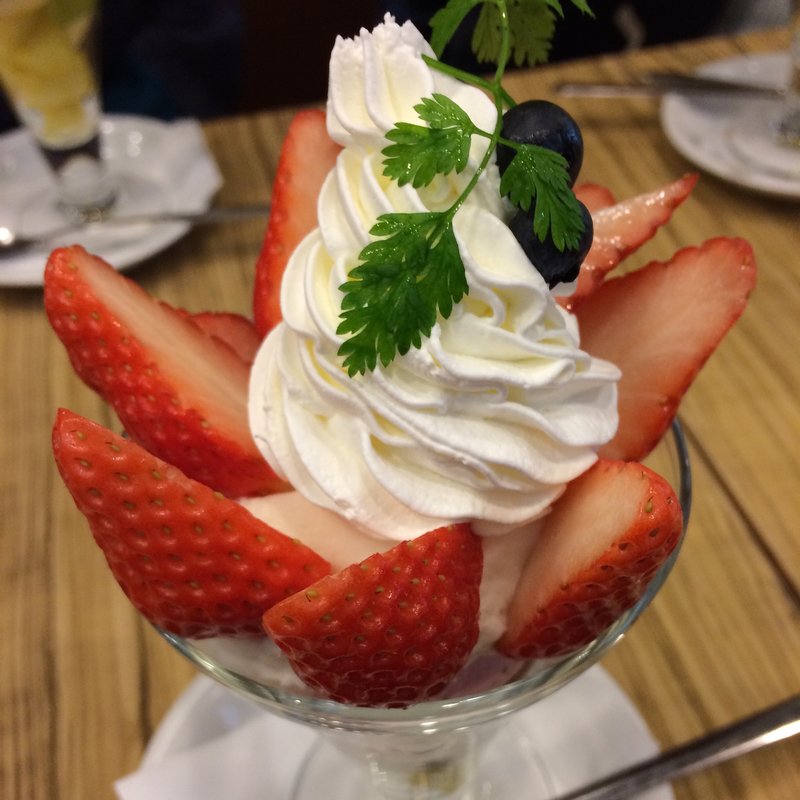 いちごパフェ(旬の店 ヤオカネ)