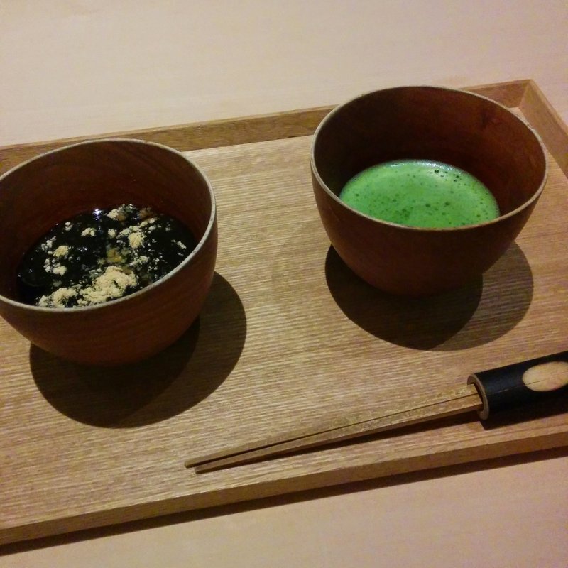 わらび餅に黒蜜(茶洒 金田中)