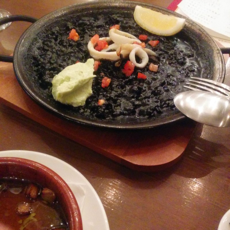 イカスミパエリア(目黒バル la casa del PINO)