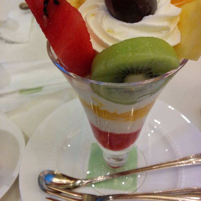 〈季節メニュー〉トロピカルパフェ(千疋屋総本店フルーツパーラー)