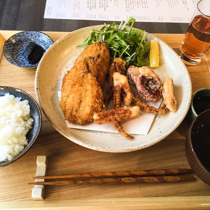 海鮮フライ盛り合わせ（御飯、味噌汁付き）(離島キッチン神楽坂店)