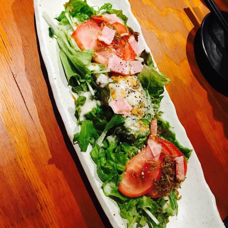 サーモンマリネとトマトシーザーサラダ(地酒居酒屋 いち。都立大学)