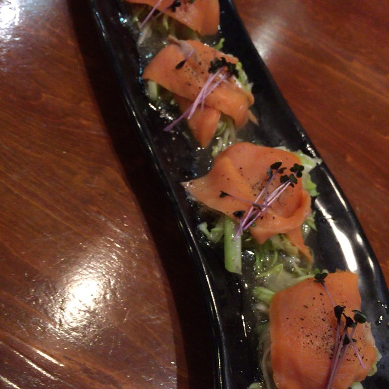 せん切りキャベツとスモークサーモンのサラダ(鳥勘)