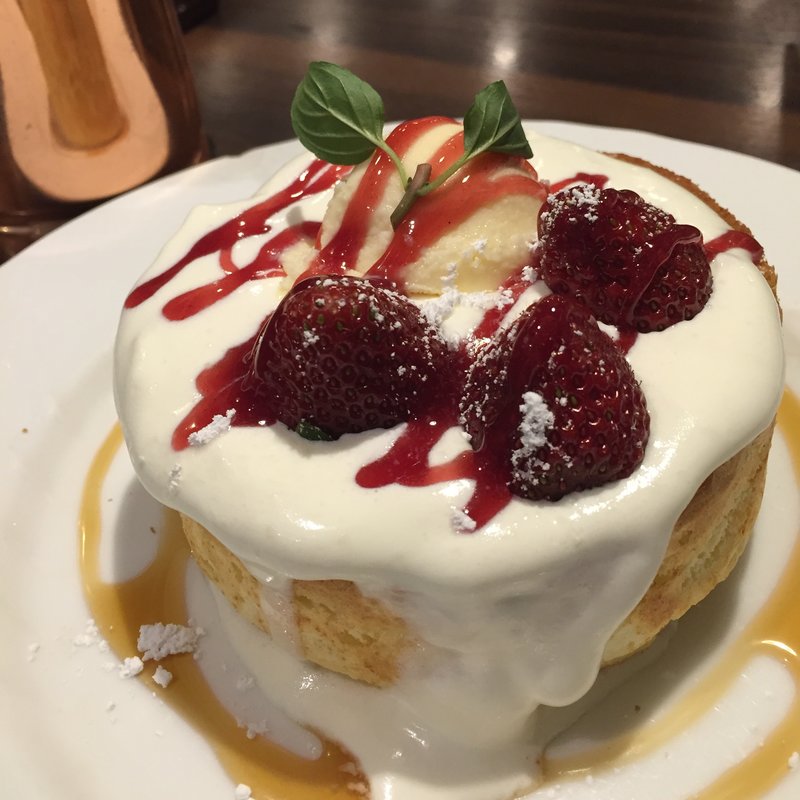 イチゴのスフレパンケーキ(星乃珈琲店 阪急三番街店)