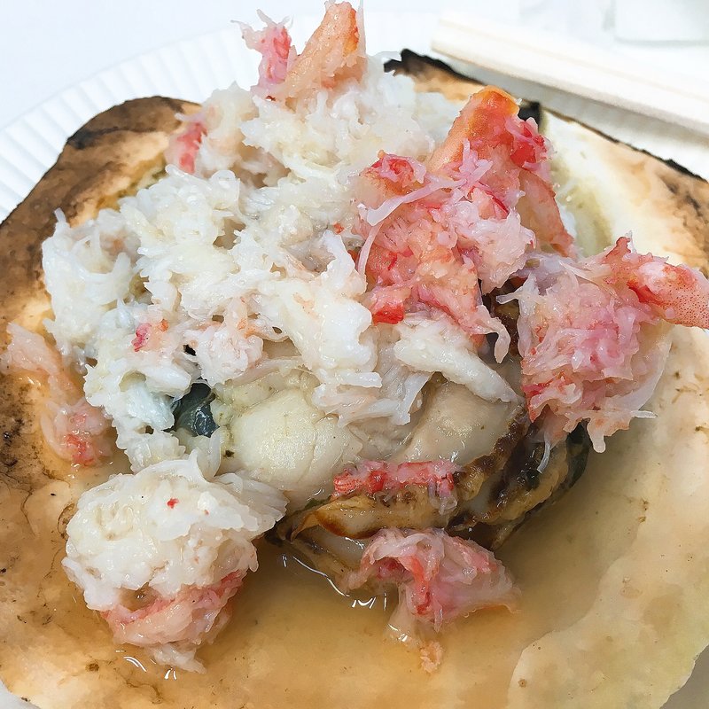 ホタテの松葉蟹乗せ焼き(築地)