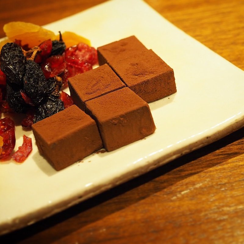 生チョコとドライフルーツ(カフェ＆ラウンジ Anjin 代官山蔦屋書店)