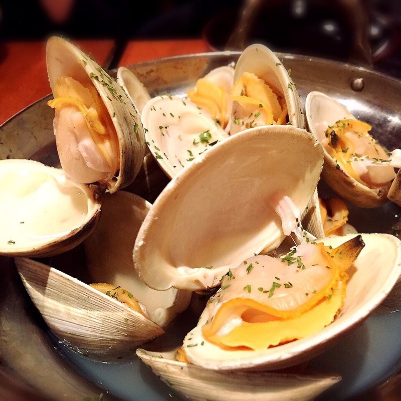 白ハマグリのシャブリ蒸し(かき殻荘 三軒茶屋店 )