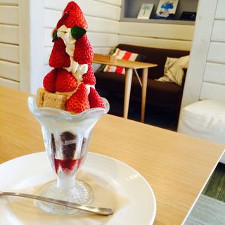 バニラ風味薫る濃厚ソフトクリームとたっぷり苺のパルフェ(シルクレーム 渋谷店 （SILKREAM）)