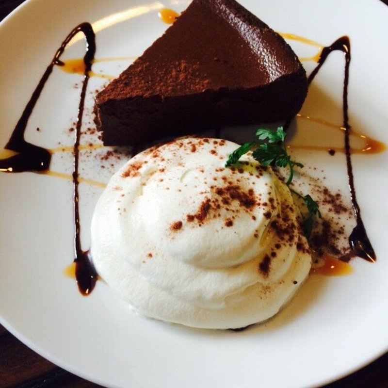 焼き生チョコレートケーキセット(珈琲春秋Kobe 岡本本店)