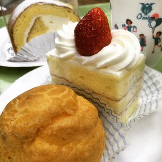 シュークリームとショートケーキ(近江屋洋菓子店 神田店 （オウミヤヨウガシテン）)