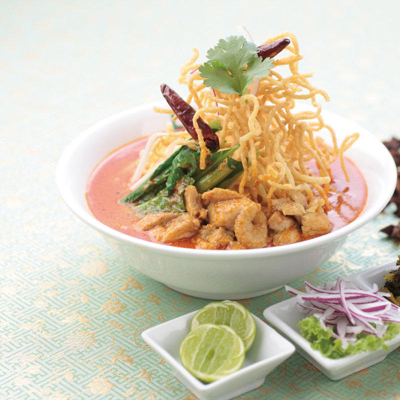 チキンレッドカレー　揚げそば(バンコクキッチン 有楽町店)