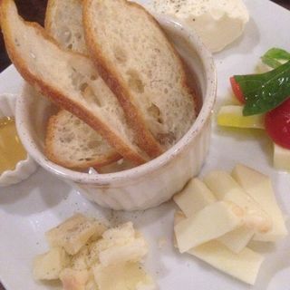チーズ4種盛り合わせ(ハマまで5分)