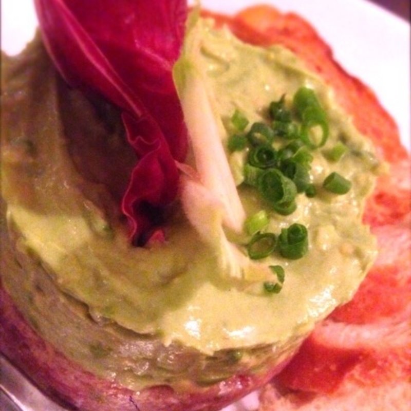 スモークサーモンとアボカドの盛り合わせ(びすとろ UOKIN ボン・ポテ)