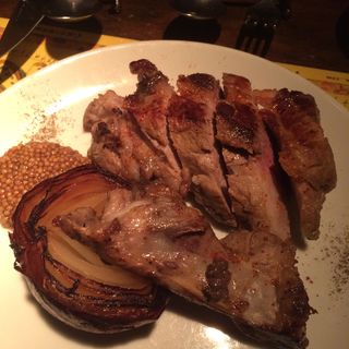 岩中豚のスペアリブの鉄板焼き(スペインバル ヴィータ)
