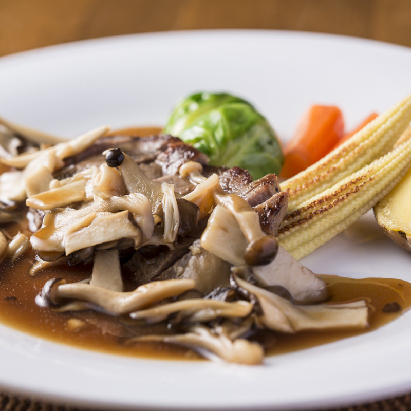 和牛のグリル　キノコと共に(カジュアルダイニングムラカミ)