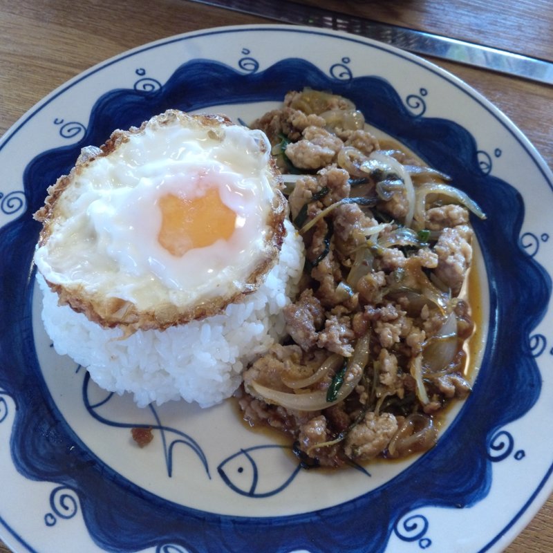 お肉と野菜バジル炒め目玉焼きのせ　(cafe遊帆)