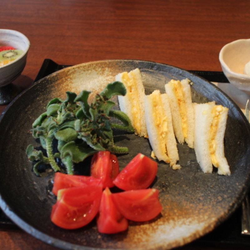 平飼い有精卵とフルーツ盛り、練乳アイスの卵サンドセット(雪ノ下　箕面キューズモール店)