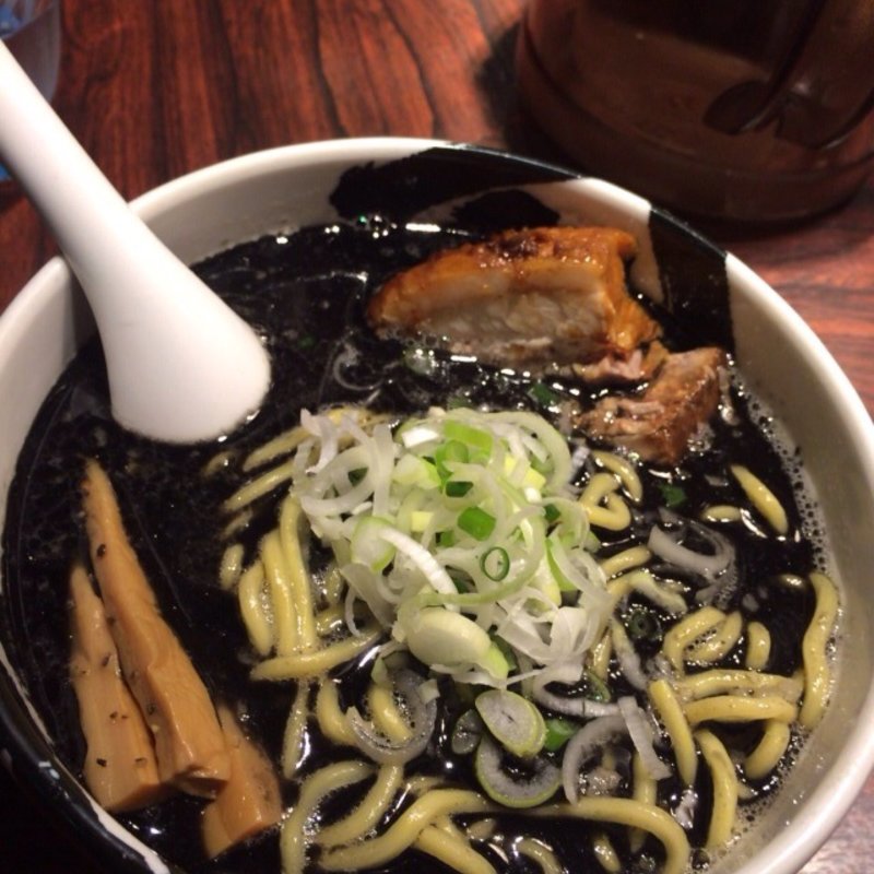 イカスミ、にんにく風味ラーメン(麺屋武蔵 武骨 御徒町店)