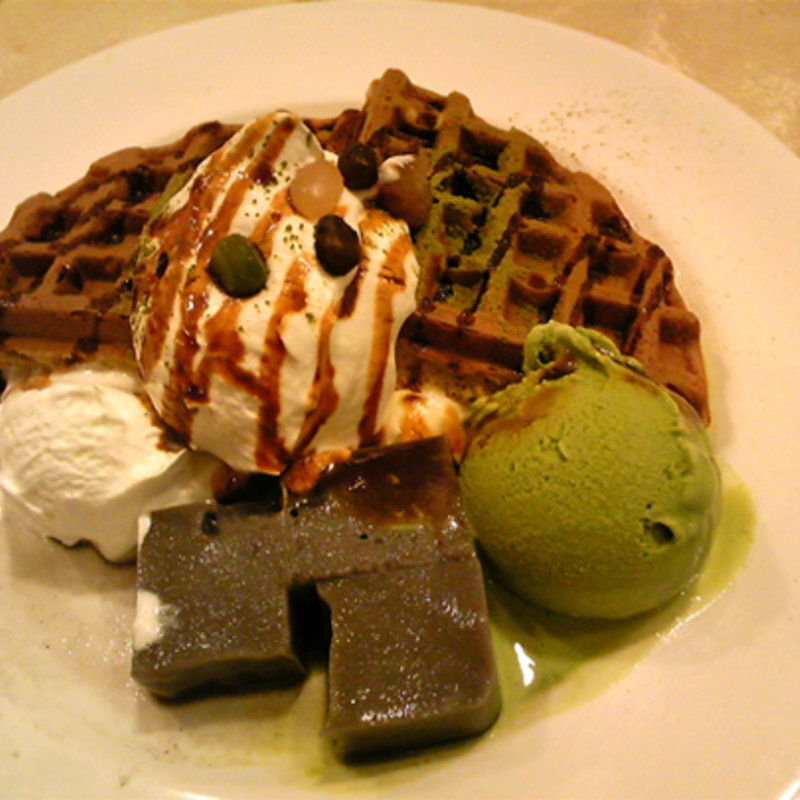 黒ゴマのババロアと抹茶アイスのワッフル(UCCカフェプラザ 大丸神戸店)