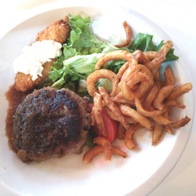 琉球島和牛とあぐー豚の直挽きハンバーグ(沖縄鉄板バル　ミートチョッパー )