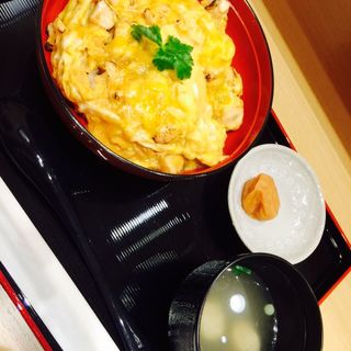香草美水鶏の親子丼(鶏三和 Lucua大阪店)