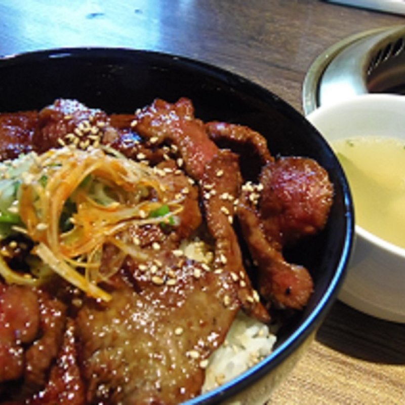 やみつき丼（本日の旨い肉 三種盛り）(やみつき )