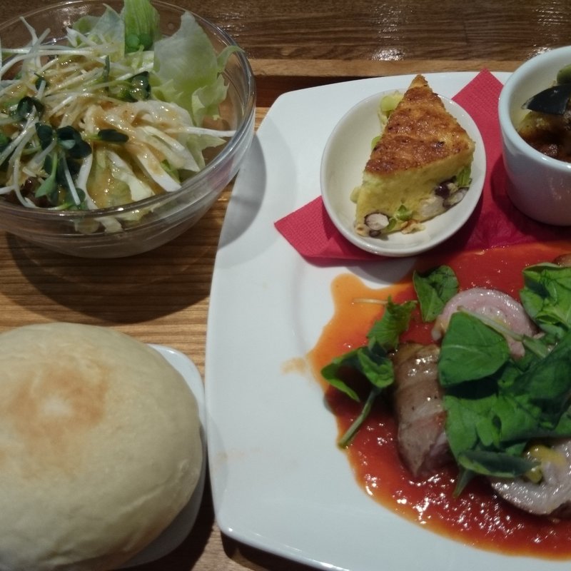 ポークとバジルとチェダーチーズのミルフィーユグリル～完熟トマトのソースと野菜のグリルを添えて ～(カフェザンドゥ)