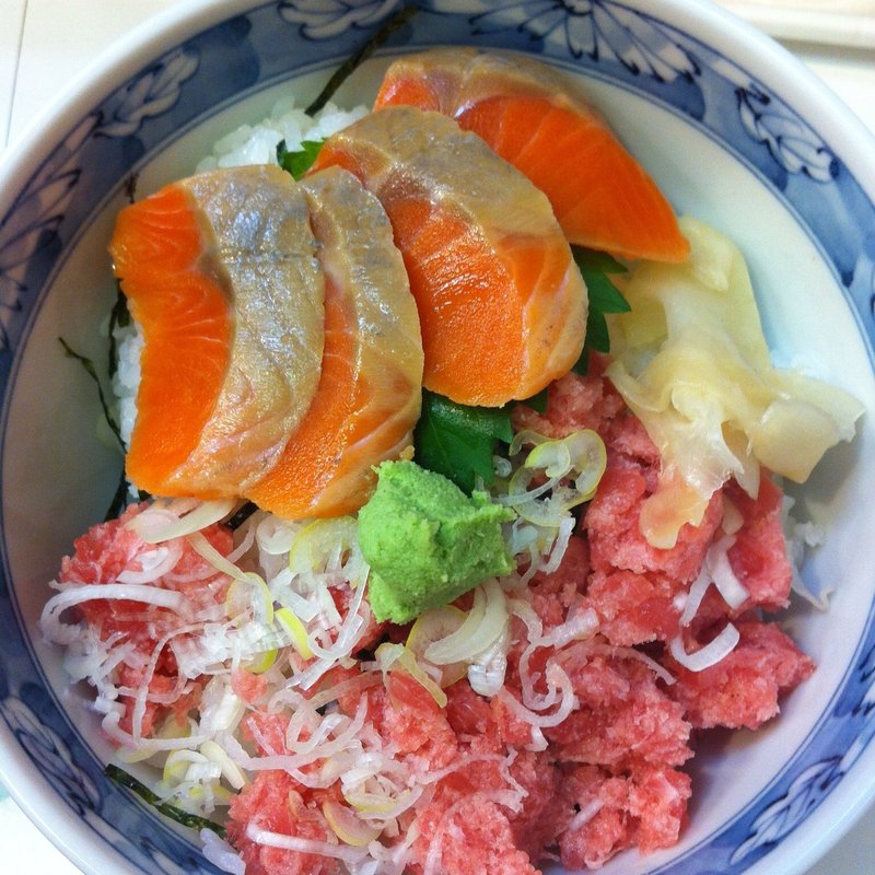 サーモンとネギトロ丼(築地かんの 本店)