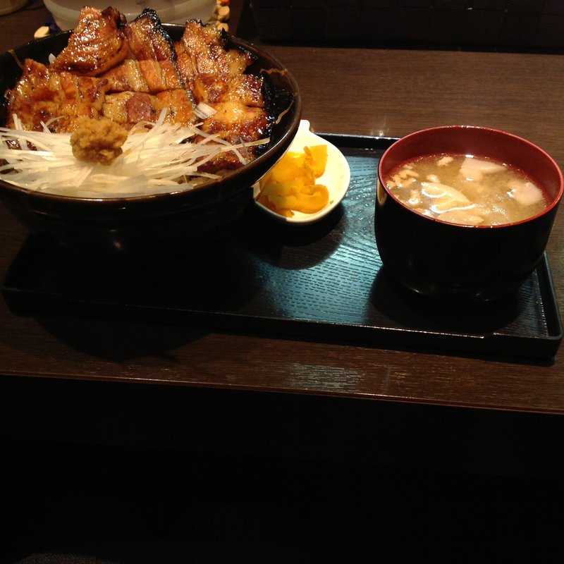 豚丼（ばら肉）(炭焼豚丼　子豚家)