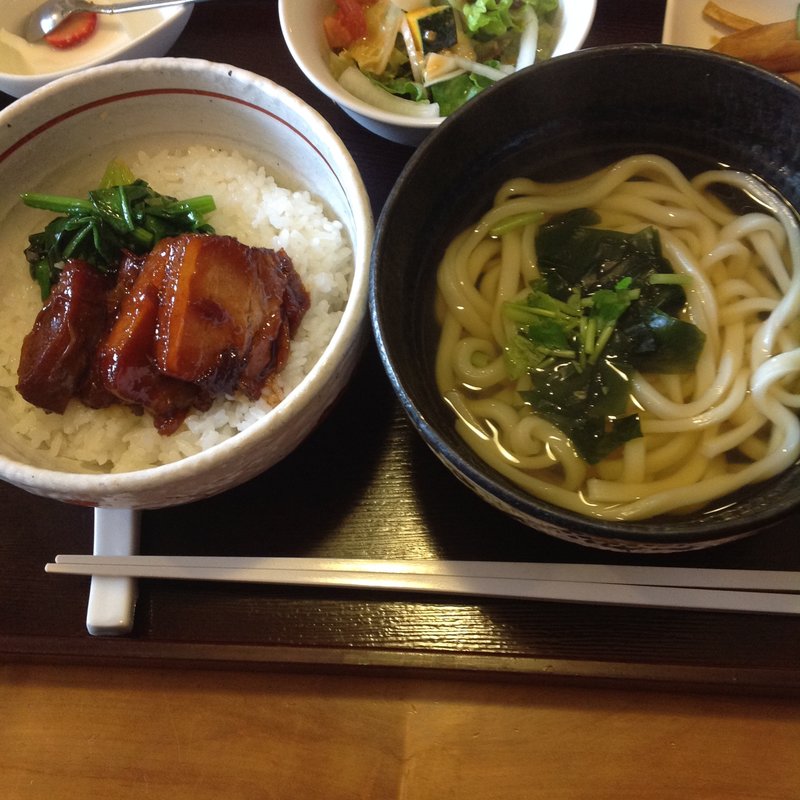 うどんと角煮丼のセット(座忘庵)