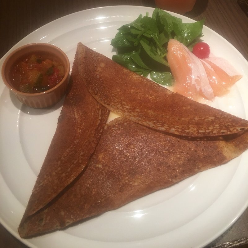 サーモンマリネとフレッシュほうれん草のガレット(スコールカフェ新宿歌舞伎町店 )