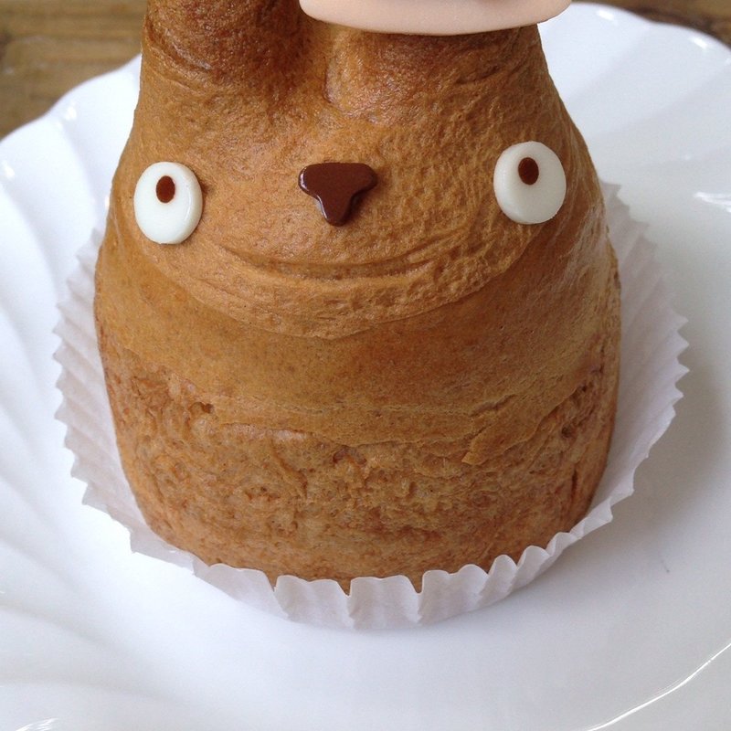 トトロのシュークリーム（チョコレート）(白髭のシュークリーム工房)