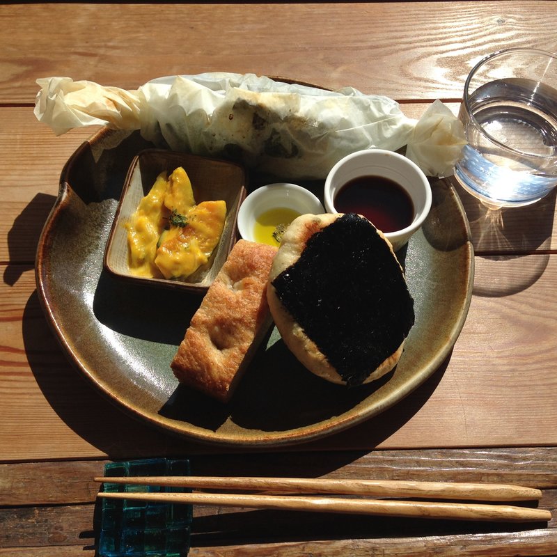 はまぐりセット　メニューは日替わり。この日は、チキンのつつみ焼き、カボチャのミルク煮、パンかおにぎりが選べます。(Cafe はまぐり堂 )