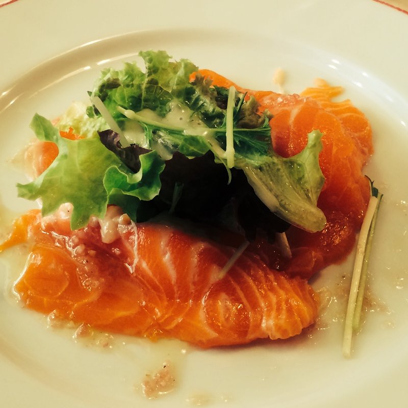 サーモンのマリネ(パリのワイン食堂)