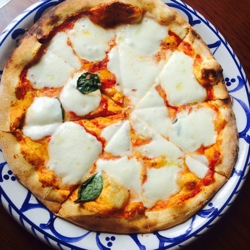 牛乳モッツァレラチーズピザ(cafe 麦秋)