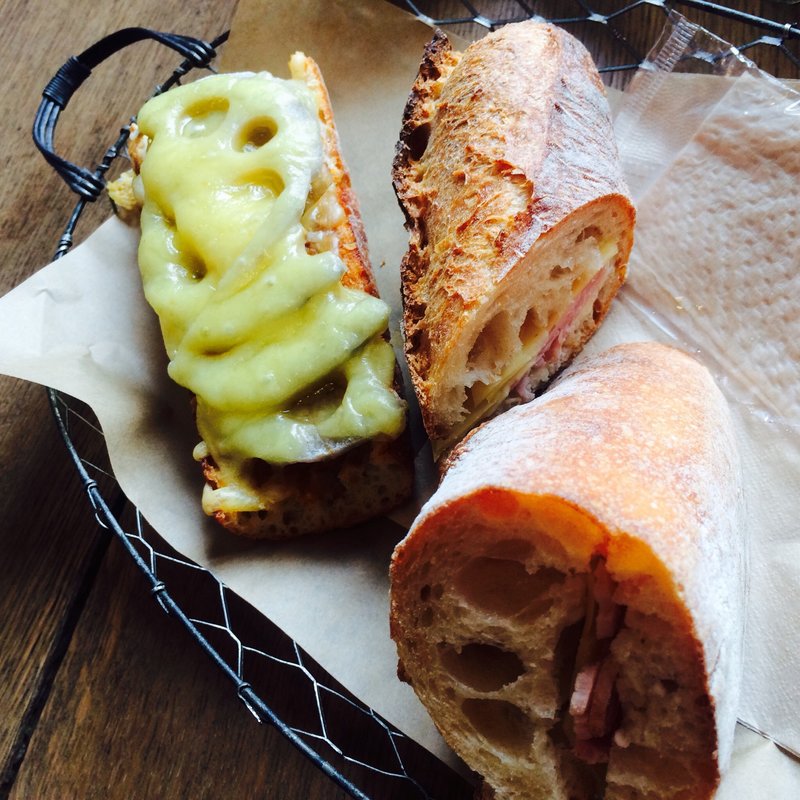 れんこん＆キーマカレーのせ、チーズハムサンド(パンと珈琲のこうば )