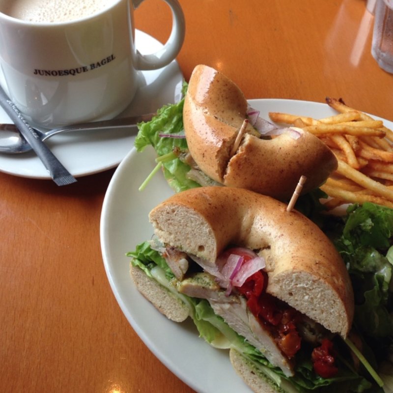 グリルチキンのバジルソースサンド(JUNO CAFE JIYUGAOKA)