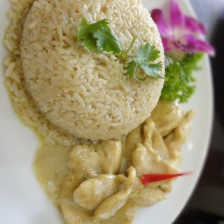 Green chicken curry with steamed rice(At Thai)