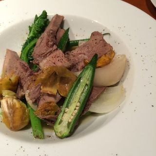 蒸し野菜と牛タンの塩漬け(クッチーナイタリアーナ　ダ・クイ)