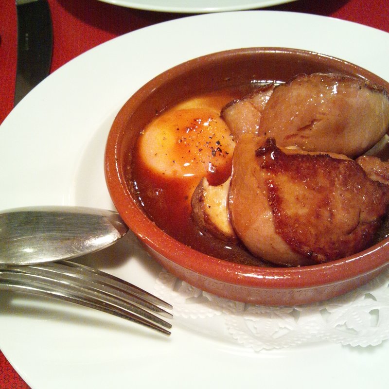 フォアグラのソテーと目玉焼き　マデラソース(レストロリン)