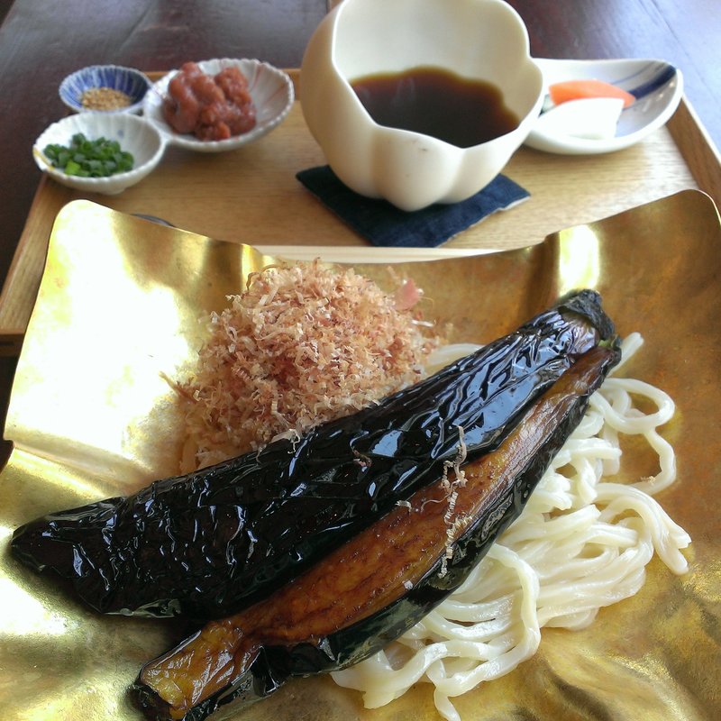 揚げナスと自家製梅肉のさっぱりうどん(カフェ中野屋)