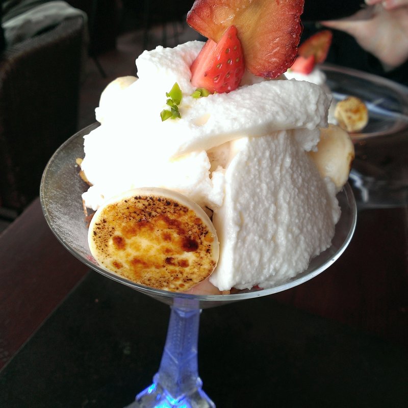 苺とフワフワなフランス産蜂蜜のムースとフロマージュブランのシブーストクリーム、すべての要素が入ったまさにパルフェ(カフェ中野屋)