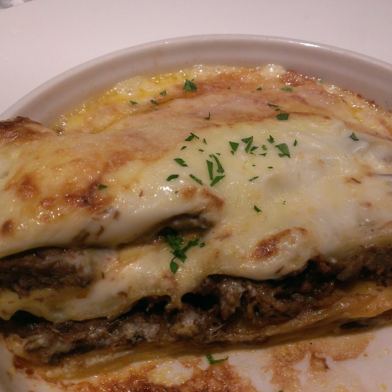 ジャガイモのミルク煮と豪州産牛ランプ肉のシチューを重ねたラザニア(アルピノ)