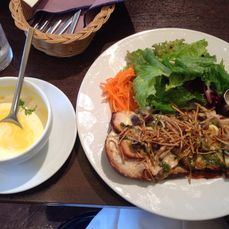 チキンとキノコのタルティーヌ（パンプキンスープをセットで注文）(進々堂 北山店)